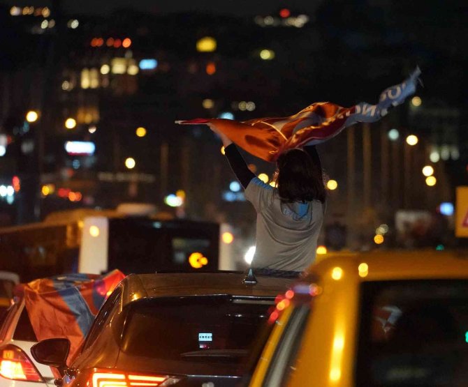 Trabzonspor Taraftarından İ̇stanbul’da Şampiyonluk Konvoyu