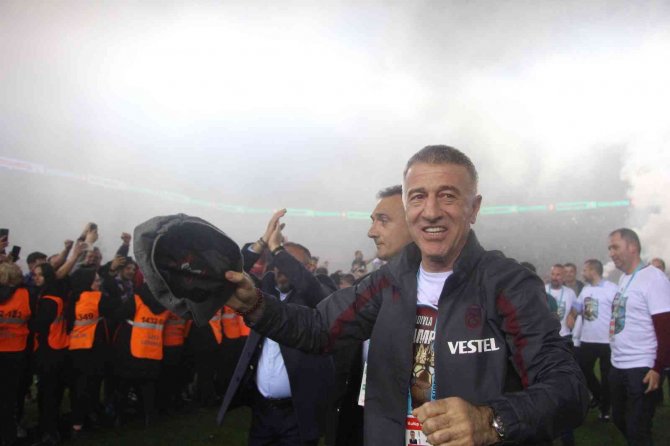 Trabzonspor Başkanı, Teknik Direktörü Ve Futbolcular Taraftarları İle Sahada Şampiyonluğu Böyle Kutladı