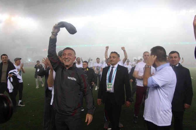 Trabzonspor Başkanı, Teknik Direktörü Ve Futbolcular Taraftarları İle Sahada Şampiyonluğu Böyle Kutladı