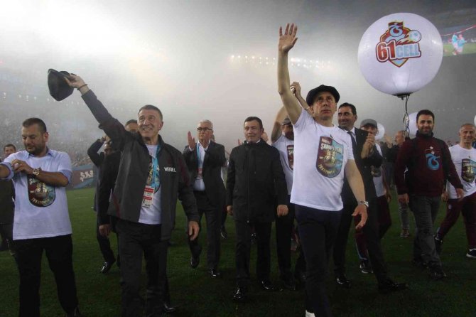 Trabzonspor Başkanı, Teknik Direktörü Ve Futbolcular Taraftarları İle Sahada Şampiyonluğu Böyle Kutladı