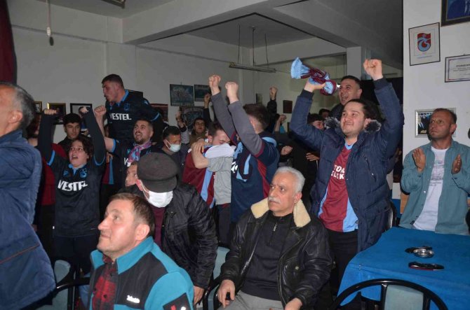 Trabzonsporlu Taraftarların Ordu’da Şampiyonluk Coşkusu