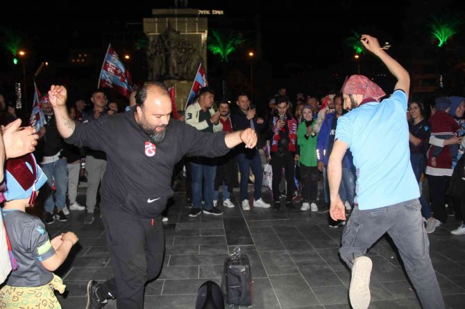 İ̇zmir’de Trabzonspor’un Şampiyonluğu Coşkuyla Kutlandı