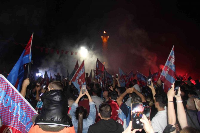 İ̇zmir’de Trabzonspor’un Şampiyonluğu Coşkuyla Kutlandı