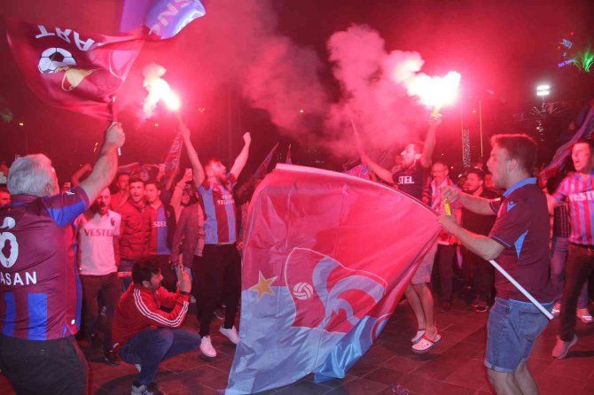 İ̇zmir’de Trabzonspor’un Şampiyonluğu Coşkuyla Kutlandı