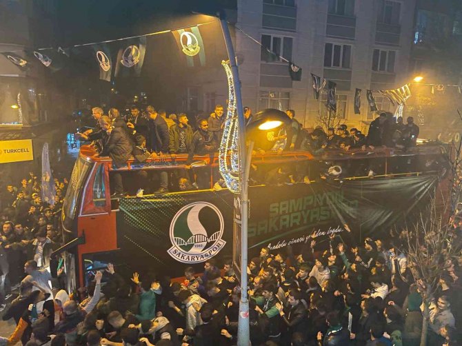 Çifte Bayram Yaşayan Sakaryaspor Şampiyonluk Turuna Çıktı: Şehir Sokağa Döküldü