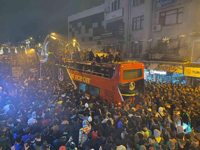 Çifte Bayram Yaşayan Sakaryaspor Şampiyonluk Turuna Çıktı: Şehir Sokağa Döküldü