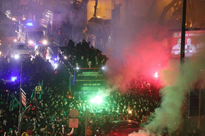 Çifte Bayram Yaşayan Sakaryaspor Şampiyonluk Turuna Çıktı: Şehir Sokağa Döküldü