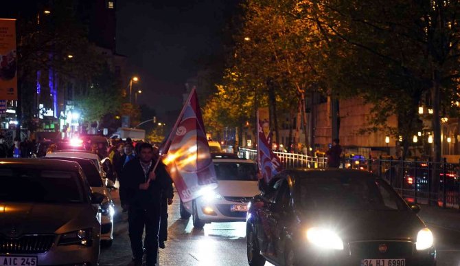 Trabzonspor Taraftarı Taksim’e Akın Etti