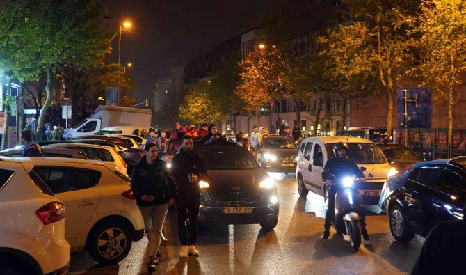 Trabzonspor Taraftarı Taksim’e Akın Etti