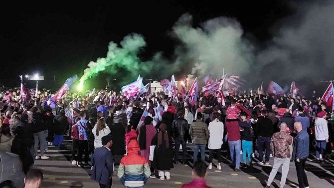 Trabzonspor’un Tekirdağ’daki Taraftarı Çıldırdı; Horon Oynadılar, Tozu Dumana Kattılar