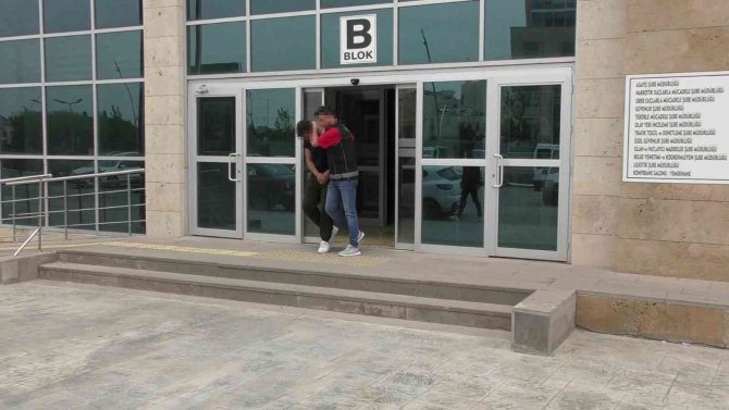 Şüpheli Araçtan 4 Bin Adet Uyuşturucu Hap Çıktı