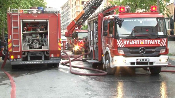 Esenyurt’ta 3 Katlı Binanın Çatısında Yangın Çıktı