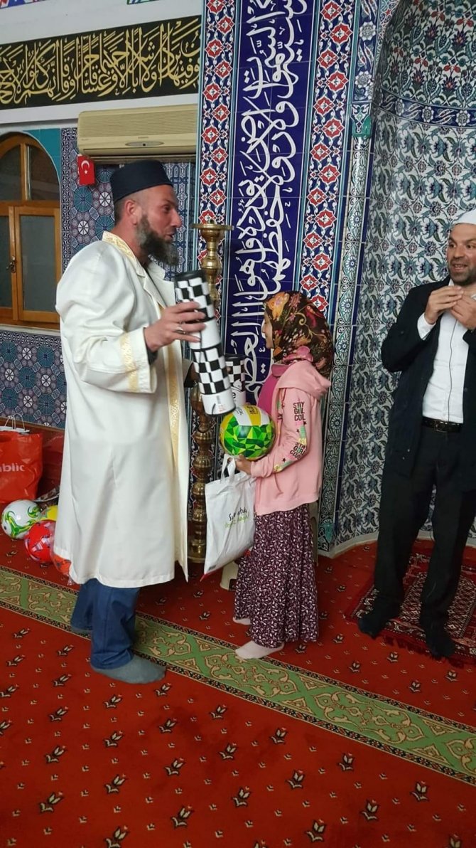 Alaplı’da Teravihe Gelen Çocuklar Ödüllendirildi