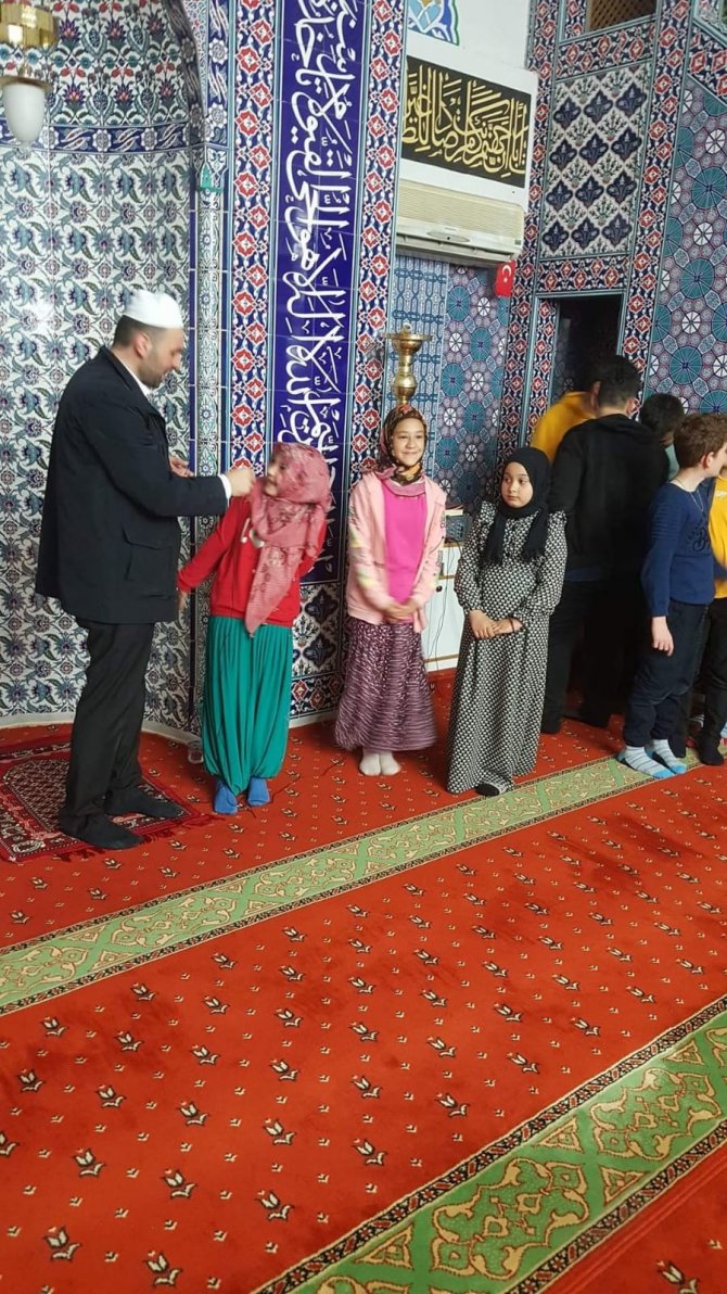 Alaplı’da Teravihe Gelen Çocuklar Ödüllendirildi