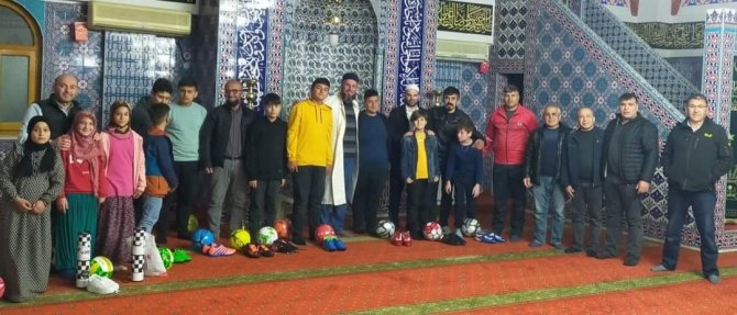Alaplı’da Teravihe Gelen Çocuklar Ödüllendirildi