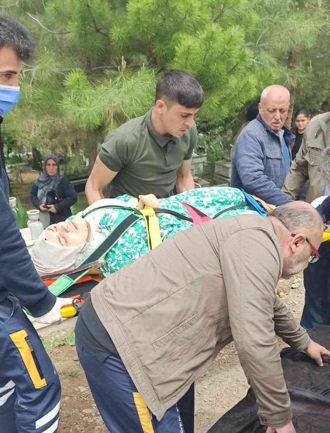 İ̇ki Aracın Arasında Sıkışarak Ağır Yaralandılar