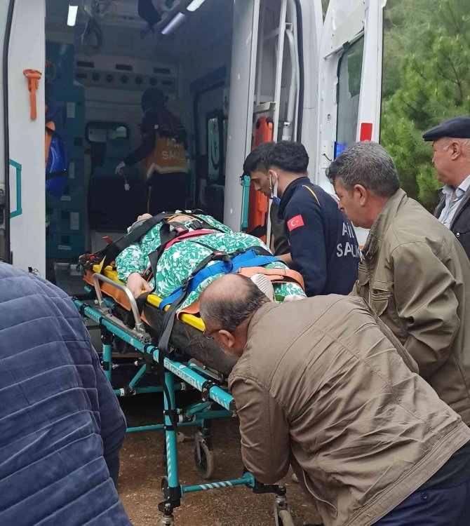 İ̇ki Aracın Arasında Sıkışarak Ağır Yaralandılar