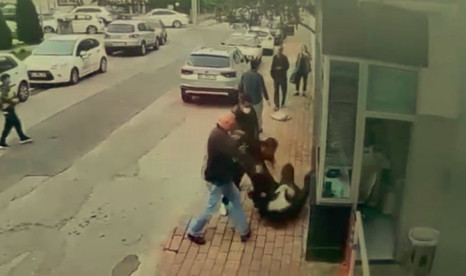 Bayram Günü Sokak Ortasında Kadını Darp Eden Adamı Vatandaşlar Tekme Tokat Dövdü