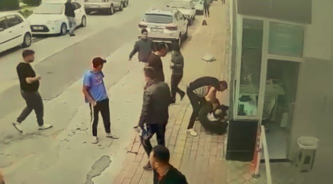 Bayram Günü Sokak Ortasında Kadını Darp Eden Adamı Vatandaşlar Tekme Tokat Dövdü
