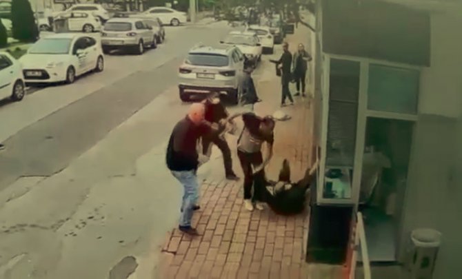 Bayram Günü Sokak Ortasında Kadını Darp Eden Adamı Vatandaşlar Tekme Tokat Dövdü