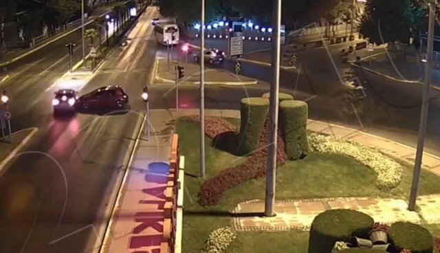 İ̇ftar Masalarının Arasına Dalan Kamyonet Yürekleri Ağza Getirdi