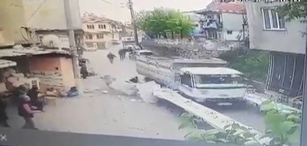 İ̇ftar Masalarının Arasına Dalan Kamyonet Yürekleri Ağza Getirdi