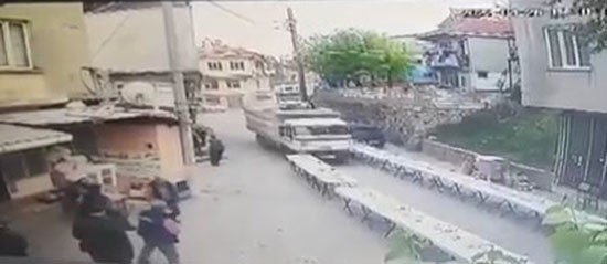 İ̇ftar Masalarının Arasına Dalan Kamyonet Yürekleri Ağza Getirdi