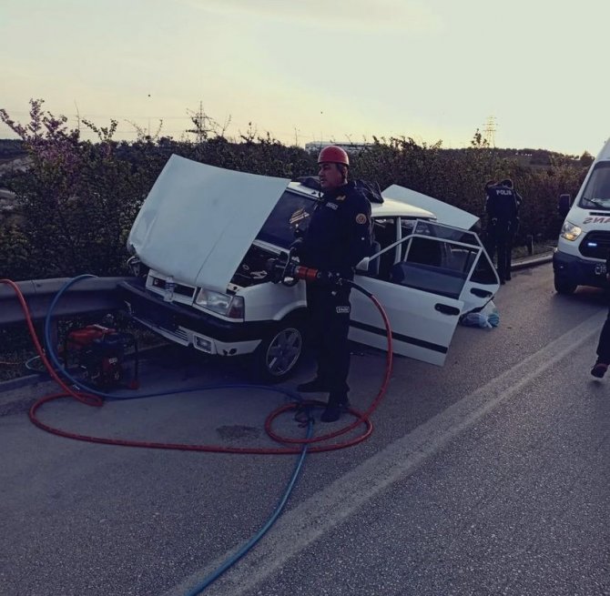 Bursa’da Trafik Kazası: 4 Kişi Sıkışarak Yaralandı
