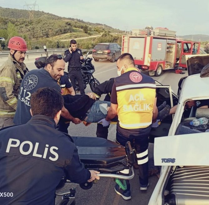 Bursa’da Trafik Kazası: 4 Kişi Sıkışarak Yaralandı