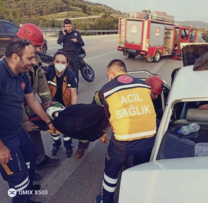 Bursa’da Trafik Kazası: 4 Kişi Sıkışarak Yaralandı