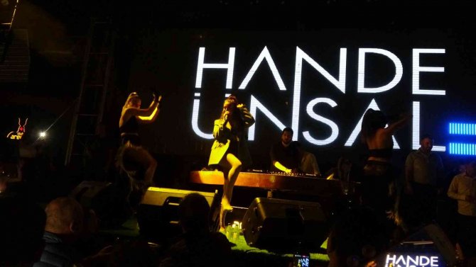 Club Areena’da Yaz Konserleri Hande Ünsal İle Başladı