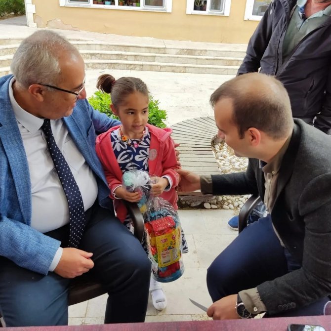 Çameli’ndeki Bayramlaşma Töreninde Sevinen Çocuklar Oldu