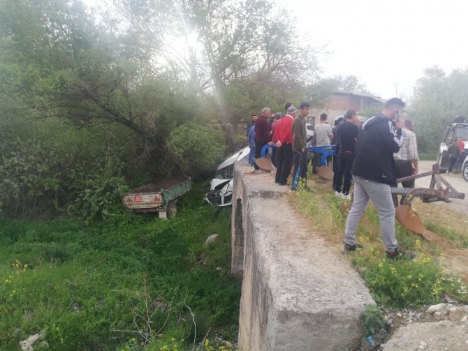 Elazığ’da Hafif Ticari Araç Dereye Uçtu: 3 Yaralı