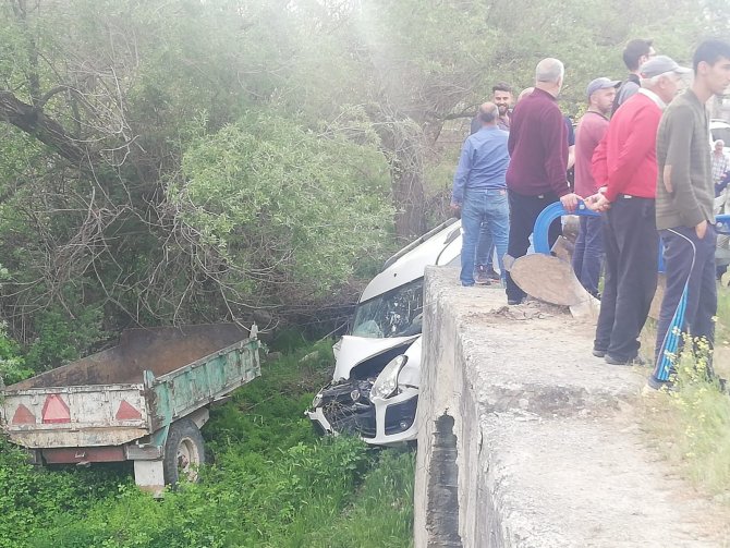 Elazığ’da Hafif Ticari Araç Dereye Uçtu: 3 Yaralı