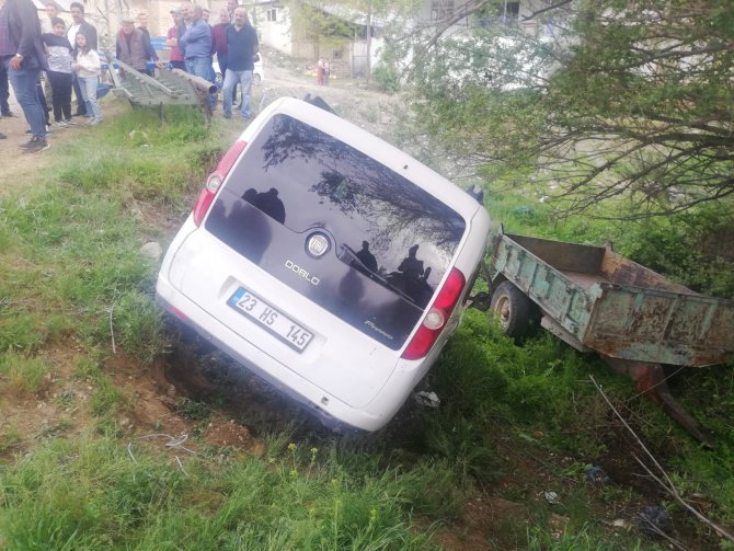 Elazığ’da Hafif Ticari Araç Dereye Uçtu: 3 Yaralı