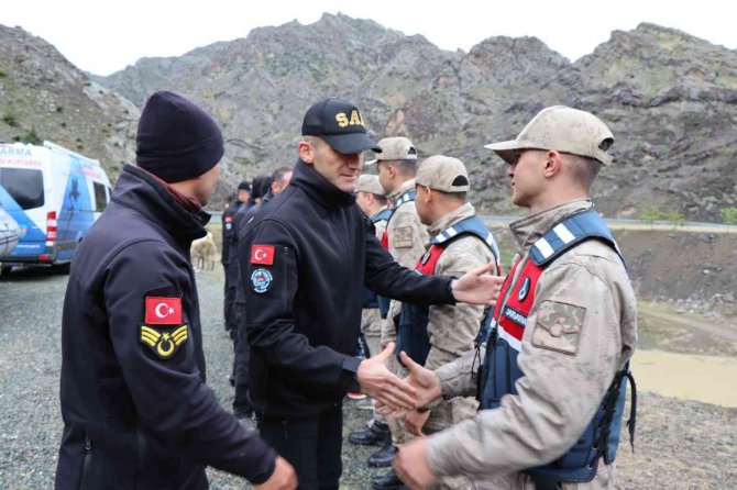 Oltu Çayı’nda Kaybolan Şahsı Arama Çalışmaları Bayramda Da Devam Ediyor
