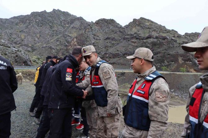 Oltu Çayı’nda Kaybolan Şahsı Arama Çalışmaları Bayramda Da Devam Ediyor