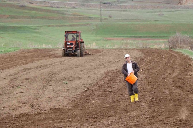Belediyeden Çiftçilere Mazot Ve Traktör Desteği