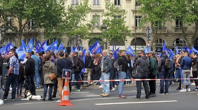 Fransa’da Polislerden “Cinayetten” Yargılanan Meslektaşlarına Destek Gösterisi