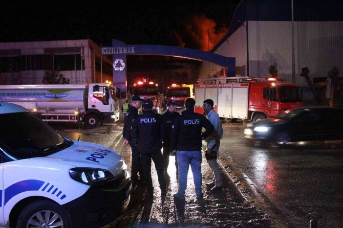 Geri Dönüşüm Fabrikasındaki Yangın Kontrol Altına Alındı