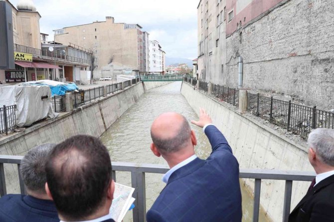 Bakan Soylu Yüksekova’da Vatandaşlarla Bayramlaştı
