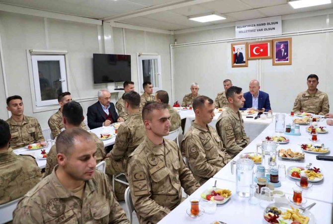 Bakan Soylu, 2100 Rakımlı Üstte Askerlerin Bayramını Kutladı