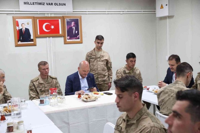 Bakan Soylu, 2100 Rakımlı Üstte Askerlerin Bayramını Kutladı