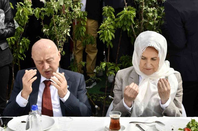 İ̇yi̇ Parti Genel Başkanı Akşener Vatandaşlarla ‘Bayram Sofrası’nda Buluştu