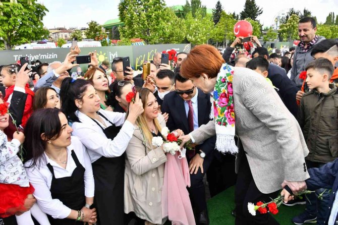 İ̇yi̇ Parti Genel Başkanı Akşener Vatandaşlarla ‘Bayram Sofrası’nda Buluştu