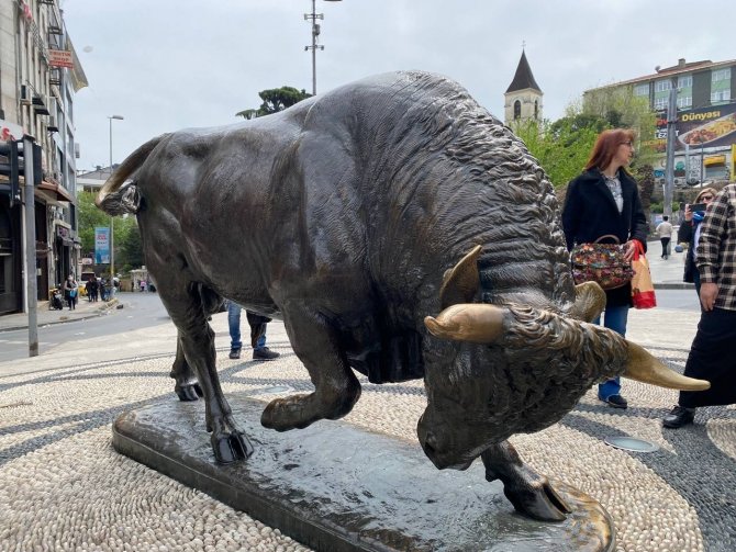 Kadıköy’de Restorasyonu Tamamlanan Boğa Heykeli Açıldı