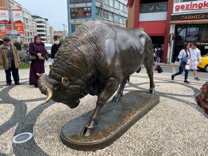 Kadıköy’de Restorasyonu Tamamlanan Boğa Heykeli Açıldı