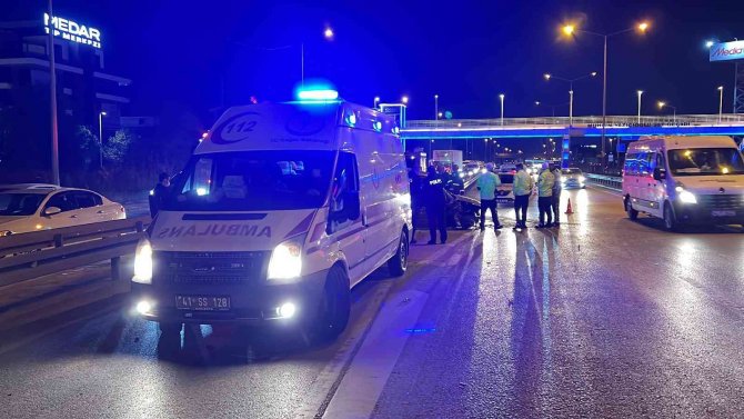 Bariyere Çarpan Araçta Sıkışan 2 Kişi İtfaiye Ekipleri Tarafından Kurtarıldı