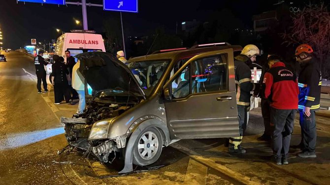 Bariyere Çarpan Araçta Sıkışan 2 Kişi İtfaiye Ekipleri Tarafından Kurtarıldı