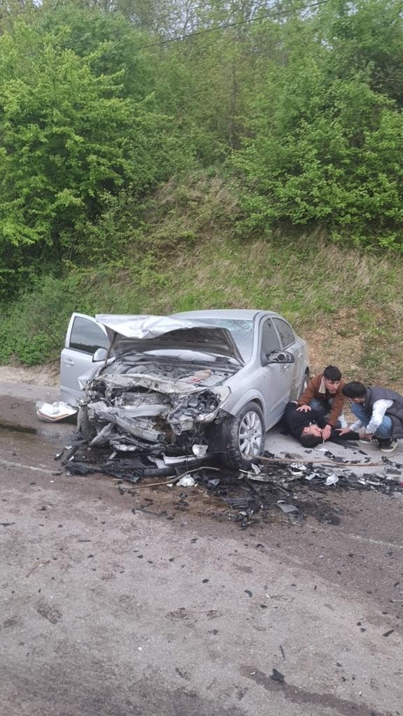 İ̇ki Otomobil Kafa Kafaya Çarpıştı: 2 Yaralı